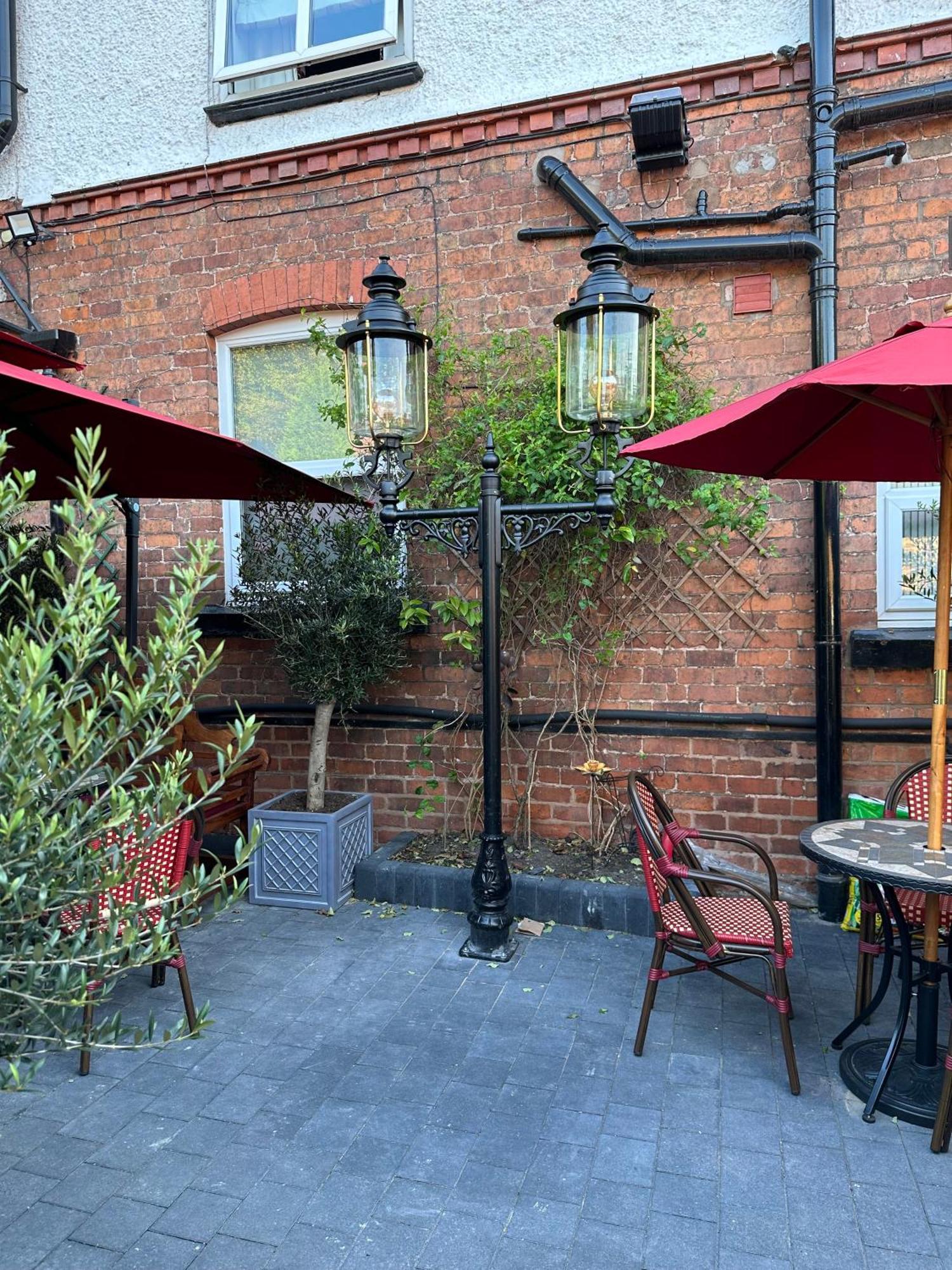 Chester House Guest House Eksteriør bilde The courtyard at the Old Dispensary